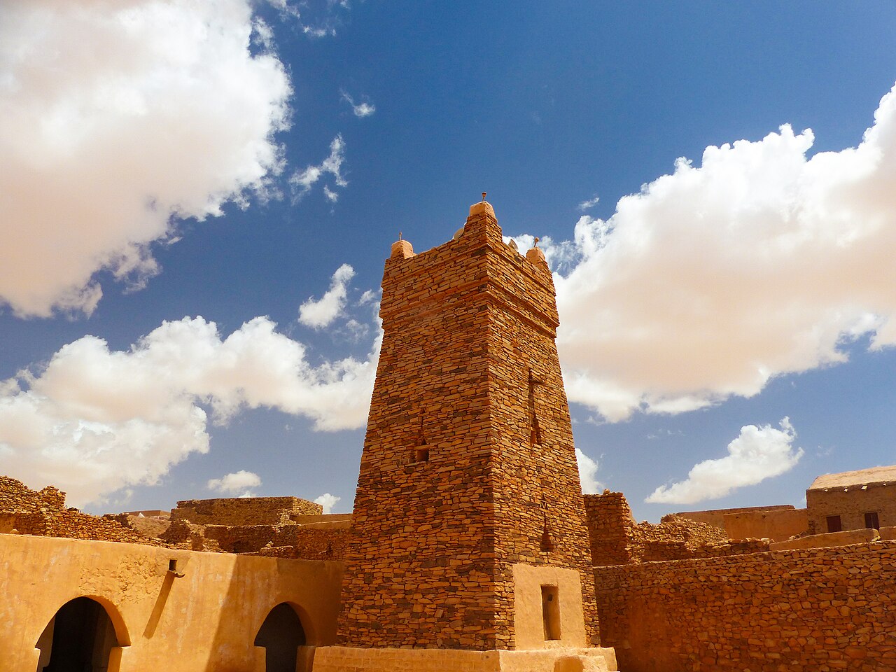 رحلة هادئة بين حجارة شنقيط وسماء الصحراء
